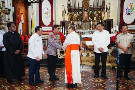 Tinjau 2 Gereja, Kapolri Pastikan Pengamanan dan Pelayanan Misa Malam Natal