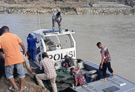 Polri Siagakan Swam Boat di Kutablang Bireuen, Bantu Mobilitas Warga Pascabencana