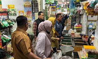 Satgas Pangan Polres Ponorogo  Pantau Bahan Pokok di Sejumlah Pasar Jelang Nataru