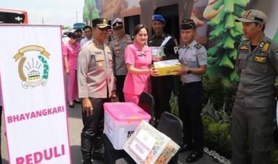 Natal Berbagi Bingkisan, Kapolres Kediri dan Ketua Bhayangkari  Kunjungi Pospam Nataru