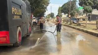 Minimalisir Debu Pasca Banjir, Polri Lakukan Pembersihan dan Penyiraman Jalan Protokol Aceh Tamiang