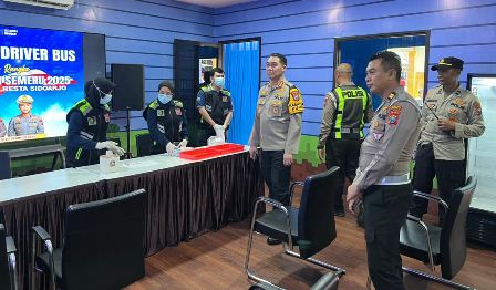 Pastikan Pelayanan Masksimal, Irwasda Polda Jatim dan Kasatgas Ops Lilin Semeru 2025 Cek Pospam Terminal Bungurasih