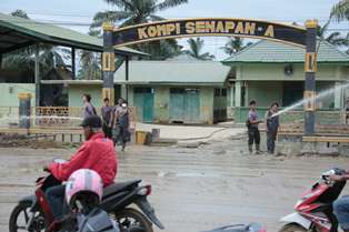 Polri Bantu Kuras Air yang Merendam Kompi Senapan A Yonif 111 / Karma Bakti, Aceh Tamiang