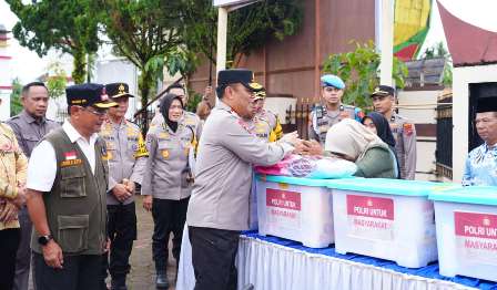 Wakapolri Tinjau Penyaluran Bantuan Polri untuk Warga Terdampak Bencana di Padang Pariaman