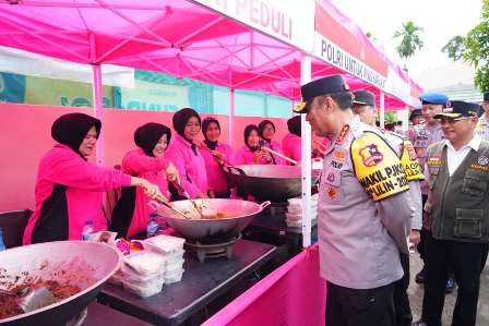 Wakapolri Tinjau Dapur Umum Bhayangkari dan Resmikan Sumur Bor di Huntara Asam Pulau