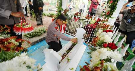 Kapolri Ziarah ke Makam Marsinah dan Letakkan Batu Pertama Museum Pahlawan Nasional di Nganjuk Jawa Timur