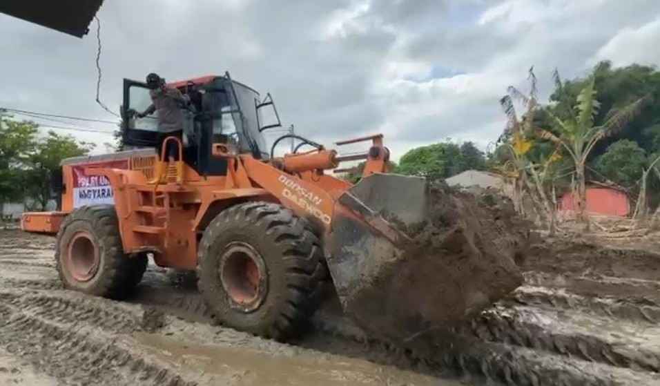 Kapolri Bantu Alat Berat untuk Percepat Pemulihan Jalan, Fasilitas Umum dan Rumah Warga Pasca Banjir di Kabupaten Pidie