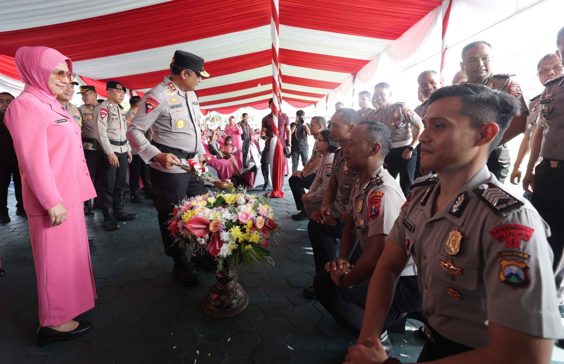 Kapolda Jatim Tekankan Pengabdian dan Pelayanan Masyarakat saat Pimpin Upacara Kenaikan Pangkat Polri dan PNS