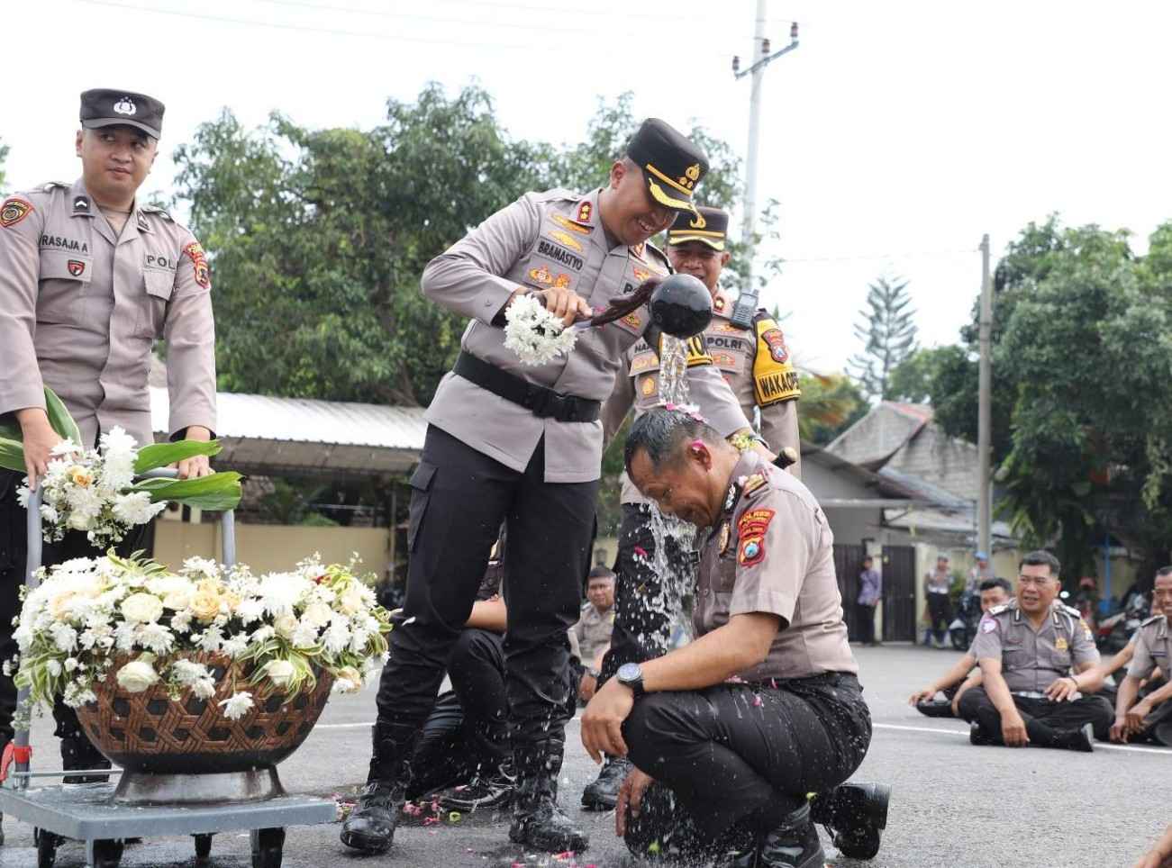 Kapolres Kediri Pimpin Upacara Kenaikan Pangkat Anggotanya
