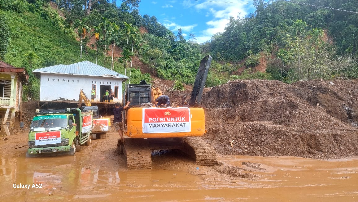 Polri Maksimalkan Bantuan Alat Berat, Percepat Pemulihan Bencana di Sumatra