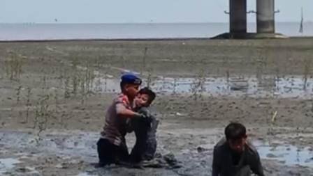 Respons Cepat,  Ditpolairud Polda Jatim Selamatkan Dua Anak Terjebak Lumpur di Wisata Kenjeran