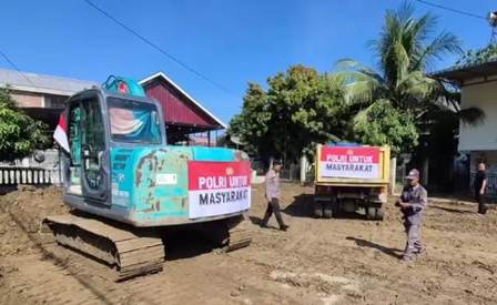 Bantuan Alat Berat Kapolri Dukung Pembersihan Lumpur Pasca Banjir di Pidie