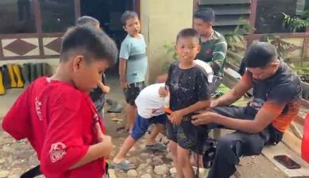 Brimob Polri Lakukan Trauma Healing Anak Terdampak Bencana di Kabupaten Agam