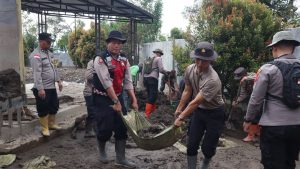 Polisi dan Warga Bersinergi Bersihkan Masjid Syuhada yang Terdampak Bencana