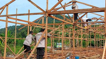Capai 47 Unit, Pembangunan Huntara Sat Brimob Polda Sumbar Terus Berjalan di Pauh