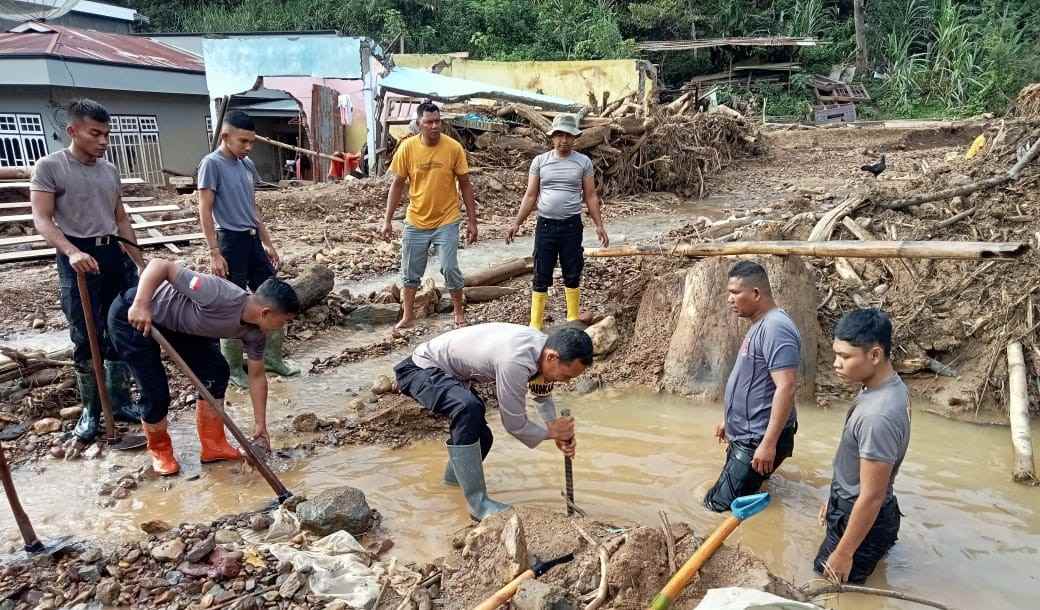 Gotong Royong Pascabanjir, Polri Pulihkan Drainase Tersumbat dan Gorong-gorong di Rusip Antara