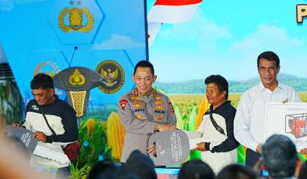 Panen Raya Jagung di Bekasi, Kapolri Salurkan Alsintan dan Sembako untuk Kelompok Tani dan Masyarakat