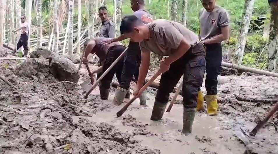 Di Tengah Lumpur dan Harapan, Polri Bersama Warga Buka Akses Jalan Kampung Setie Pascabencana