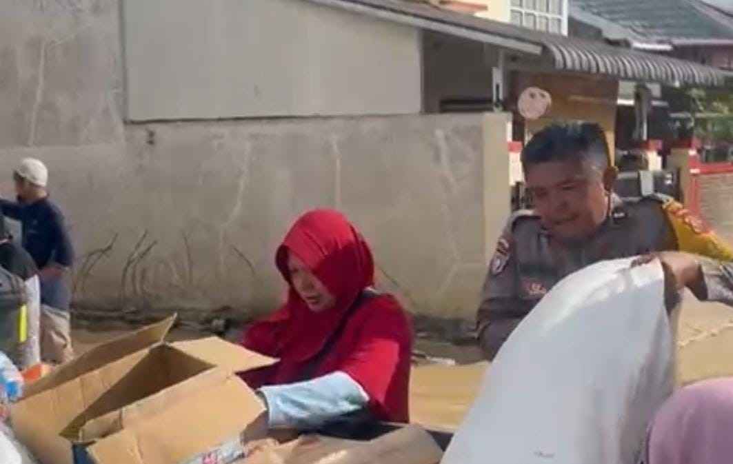 Polri Salurkan Bantuan Sembako untuk Warga Terdampak Banjir Bandang di Gurun Laweh