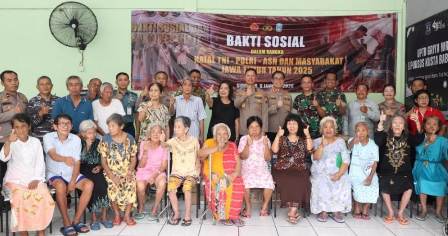 Polda Jatim Gelar Bakti Sosial Natal 2025, Salurkan Bantuan ke Masyarakat