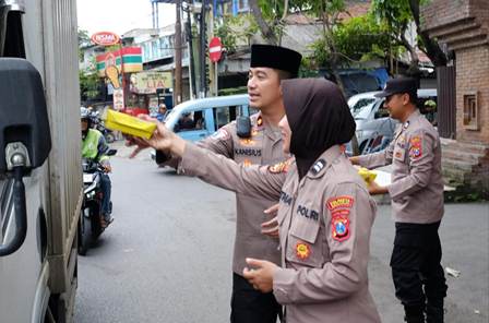 Jumat Berkah, Polsek Taman Berbagi Makanan di Jalan Raya Wonocolo Sidoarjo
