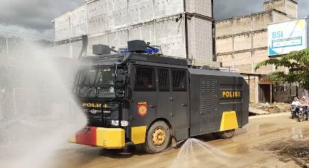 Water Cannon Disemprotkan di Jalan Lintas Aceh Selatan, Polri Minimalisir Debu Pasca Banjir
