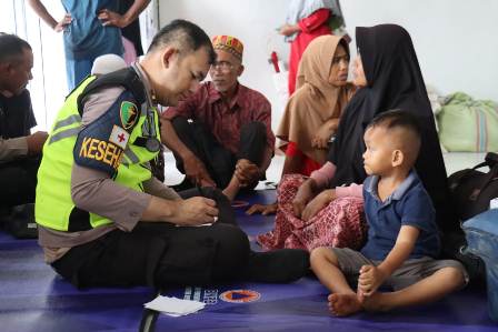 Sentuhan Kemanusiaan Polri, Layanan Kesehatan Pusdokkes Jangkau Warga Hingga Pelosok Aceh Terdampak Bencana