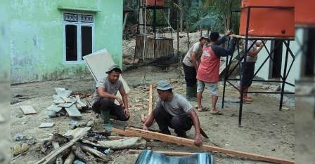 Brimob Hadirkan Sanitasi Layak bagi Korban Banjir di Desa Tolang Julu