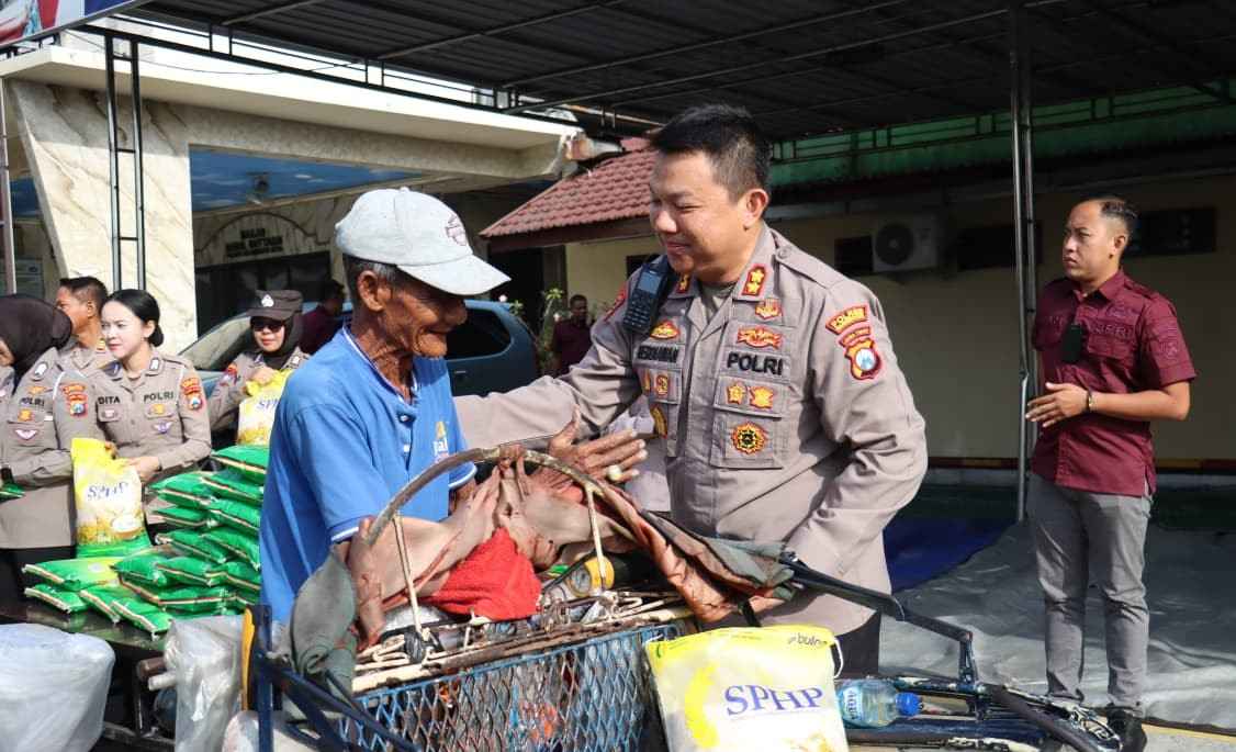 Polisi Peduli : Kapolres Mojokerto Kota Silaturahmi Salurkan Bantuan Sosial untuk Ojol dan Tukang Becak