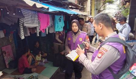 Tim Trauma Healing Polri Bersama Relawan UI Hadir Bersama Warga Pascabanjir di Cilincing