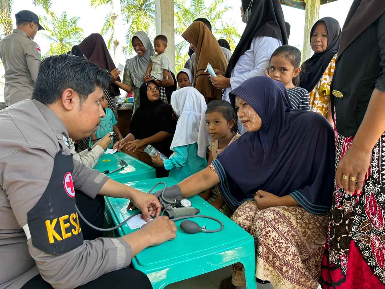 Polri Hadir Menyentuh dari Pintu ke Pintu: Layanan Kesehatan dan Home Visit Ringankan Derita Warga Terdampak Banjir Aceh Tamiang
