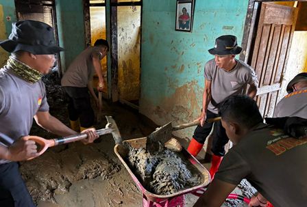 Brimob Hadir Dukung Pemulihan Rumah dan Aktivitas Ibadah Pascabencana Batang Toru