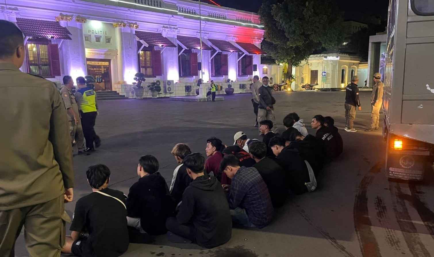 Polrestabes Surabaya Amankan 18 Pemuda Terlibat Bentrok Antar Perguruan Silat di Kedungdoro