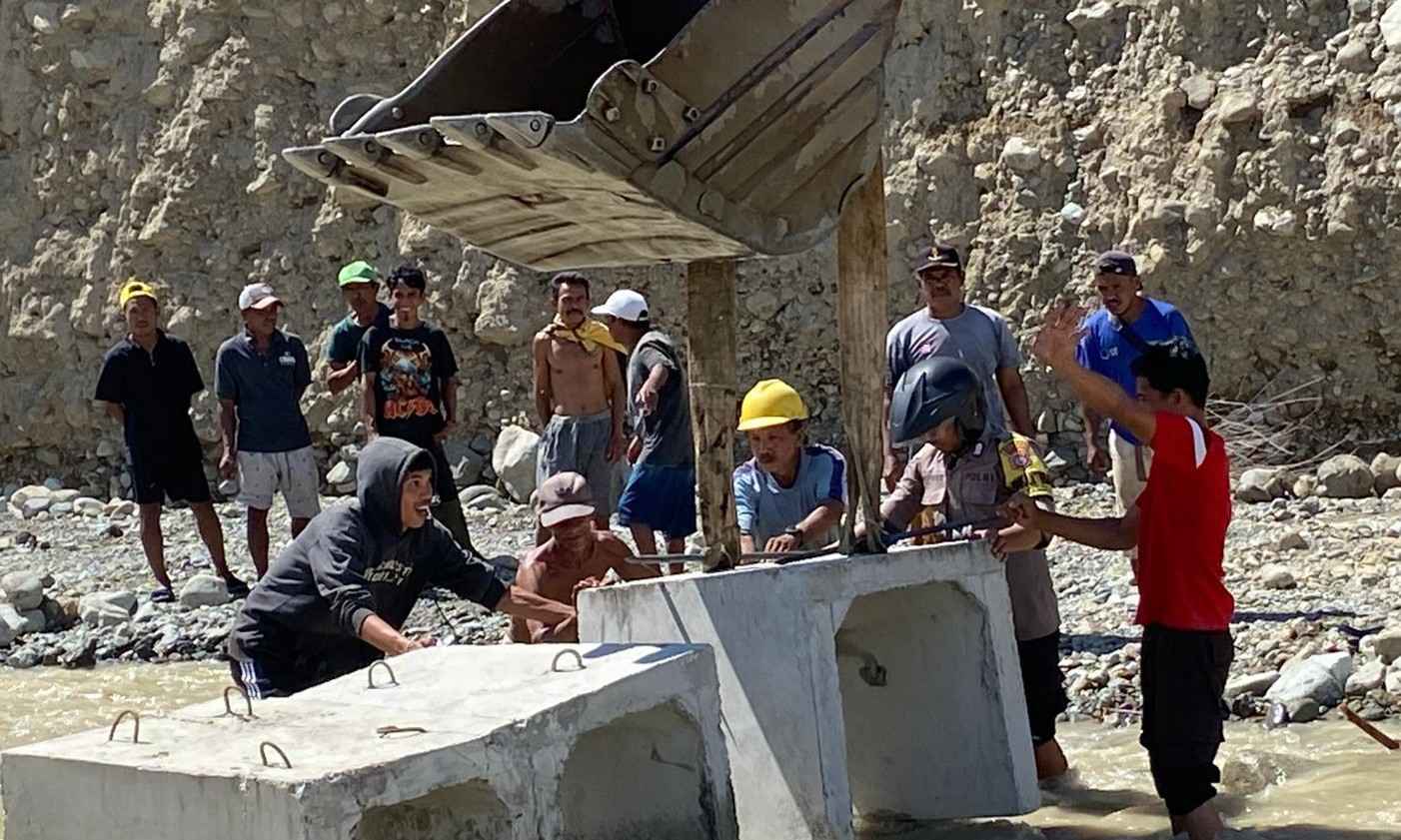 Polri-TNI Terus Lakukan Penanganan Banjir Donggala, Akses Jalan Mulai Dibuka dan Pembersihan Rumah Warga Digencarkan