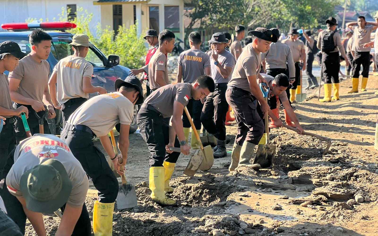 Polri Bersihkan Area Terdampak Banjir Bandang di Kampung Tengah Kecamatan Palembayan Agam Sumbar