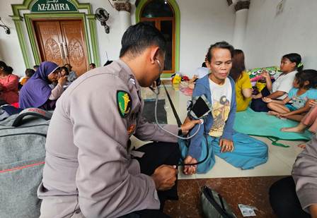 Polri  ‘All Out’ Evakuasi  Hadirkan Randurlap dan Patroli Kesehatan Door to Door untuk Korban Banjir Karawang