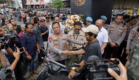 Bazar Ranmor Polrestabes Surabaya Bikin Senyum Sumringah Korban Curanmor