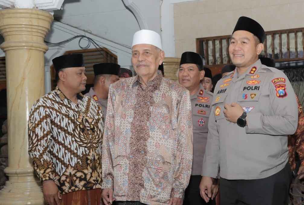 Awali Tugas, Kapolres Lamongan Silaturahmi ke PP Sunan Drajat, Mohon Doa dan Nasihat KH Abdul Ghofur