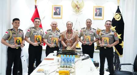 Lewat Buku, Wakapolri Titipkan Pesan Penting Pemberantasan TPPA–PPO kepada 5 Calon Atase dan Staf Teknis Polri