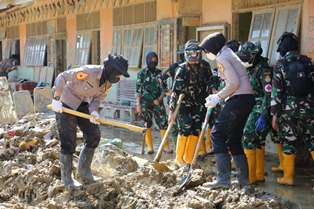 Bersihkan SD Negeri 4 Kuala Simpang, Taruna Ingin Siswa Bisa Segera Bersekolah Normal