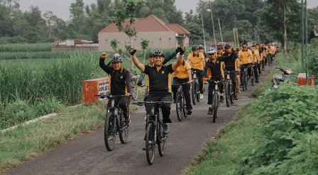 Kapolres Kediri Keliling Kampung Bersepeda Ajak Warga Jaga Lingkungan