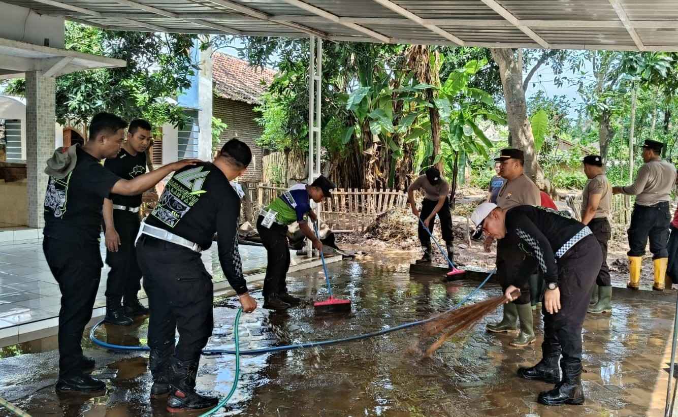 Polres Situbondo Bersihkan Fasum Terdampak Banjir Bandang di Desa Kalianget