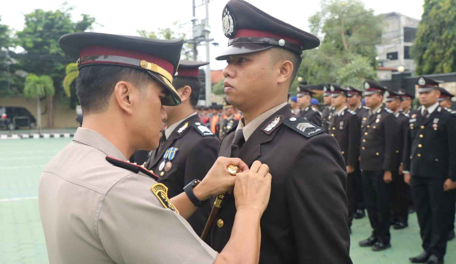 Kapolresta Banyuwangi Pimpin Upacara Penyerahan Penghargaan Satyalancana Pengabdian