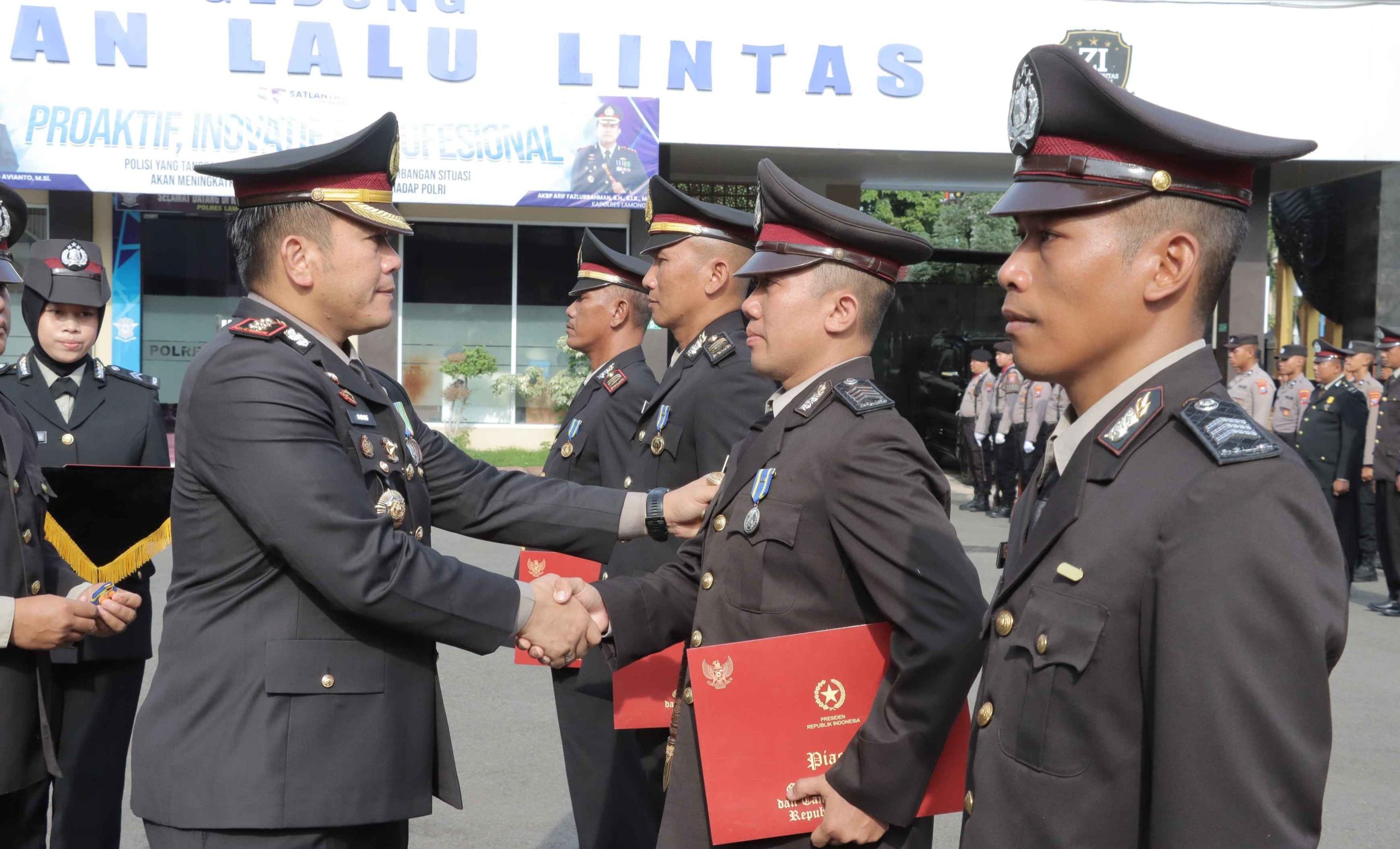 Kapolres Lamongan Gelar Upacara Penganugerahan Tanda Kehormatan Satya Lencana Pengabdian