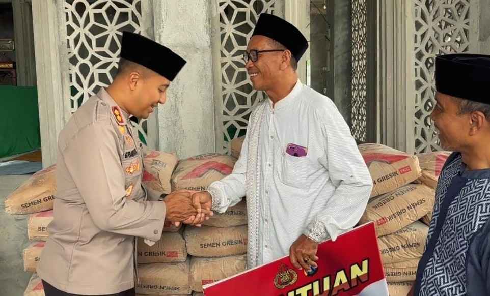 Polri Peduli : Polres Kediri Salurkan Bantuan Untuk Pembangunan Masjid An Nur Al Utsmani