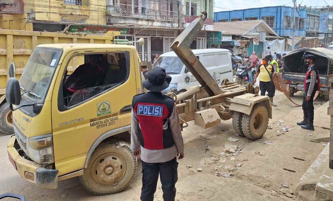 Dari Jalan Tergenang ke Bengkel Perbaikan, Polisi gunakan Towing  Evakuasi Mobil Warga Pascabanjir