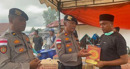 Polri Salurkan Bantuan Al-Qur’an kepada Pesantren Terdampak Banjir