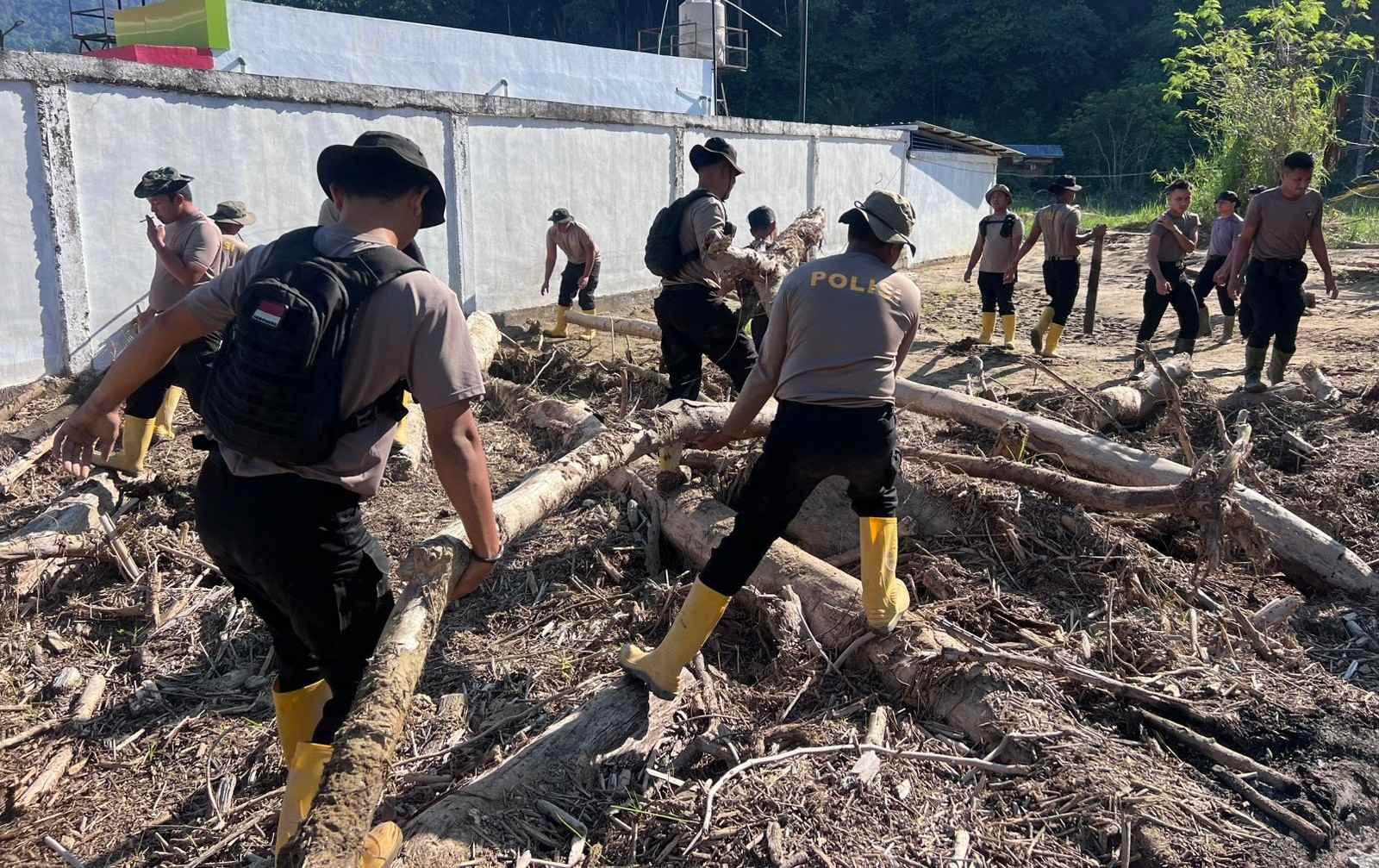 Pulihkan Pasca-Banjir Bandang, Tim SAR Resimen II Pasukan Pelopor Bersihkan Sungai di Agam