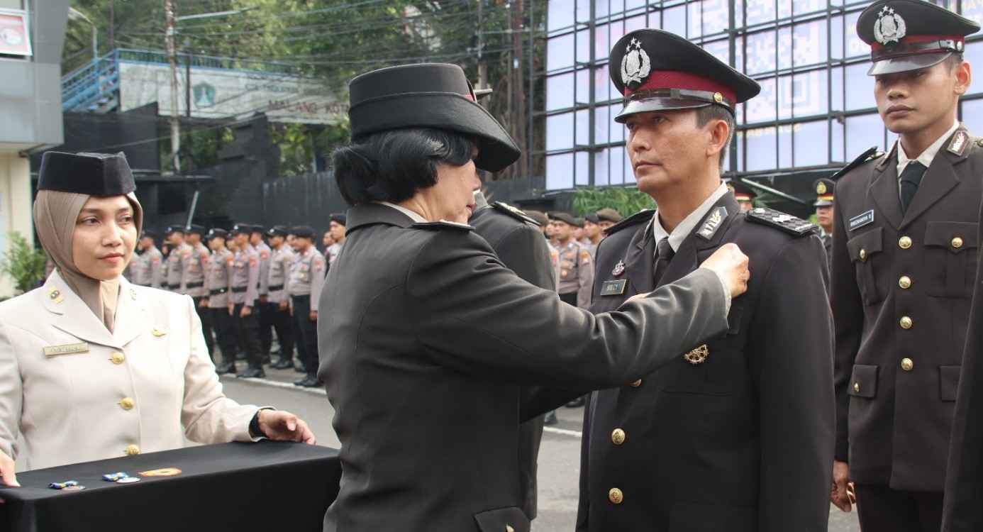 Polresta Malang Kota Anugerahkan Satyalancana Pengabdian ke 39 Personel, Perkuat Integritas dan Profesionalisme Polri