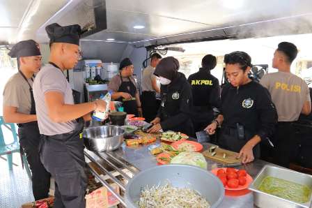 Hari ke-6 Latsitardanus 2026, Taruna Akpol Masak di Dapur Lapangan untuk Ratusan Warga Aceh Tamiang